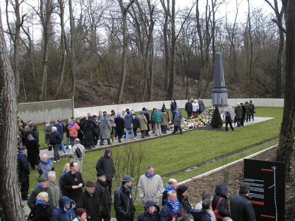 Nécropole de Méricourt, monument aux victimes de la catastrophe du 10 mars 1906, photo prise lors des cérémonies du centième anniversaire